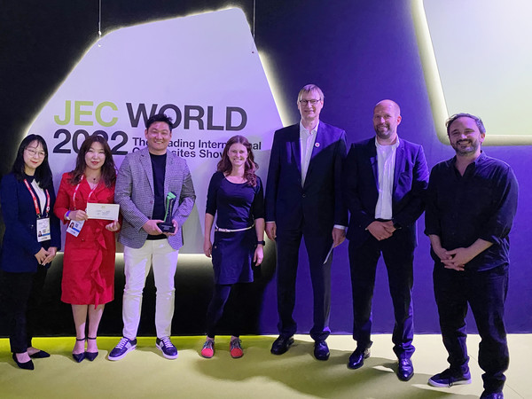 작년 동남리얼라이즈가 JEC World 2022 Start-up booster 본선에서 지속가능성 부문의 상을 수상해 관계자들과 기념촬영을 하고 있다.